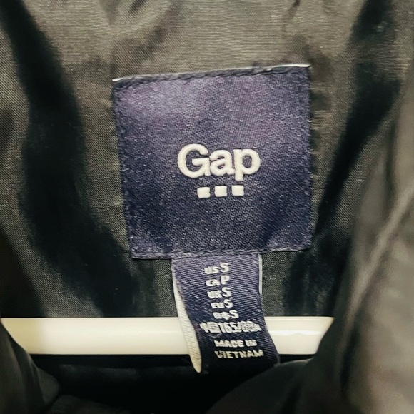GAP Dark Puffer Vest - Picture 2 of 6